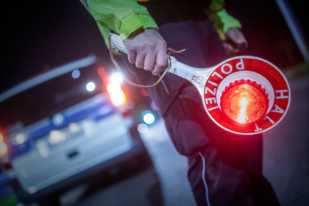 A40: Ein Falschfahrer hielt die Polizei ganz schön in Atem. Bis ein Kollege zum heimlichen Helden wurde. (Symbolbild)