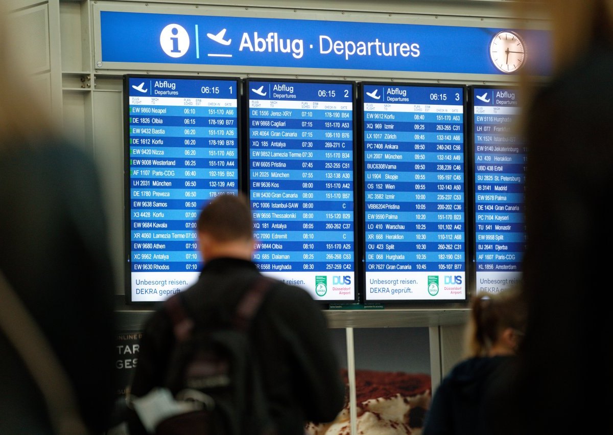 Flughafen Düsseldorf Anzeigetafel_Henning Kaiser dpa.jpg