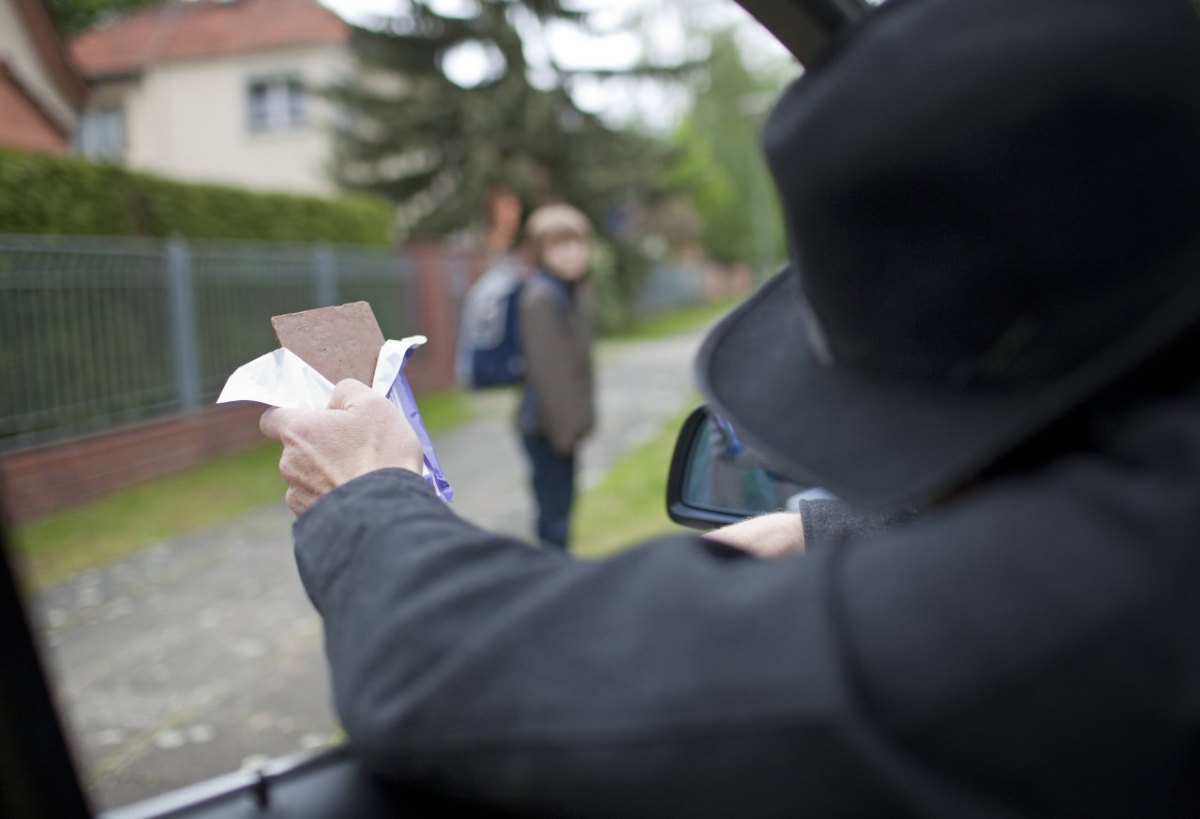 Frau-lockt-Kind.jpg