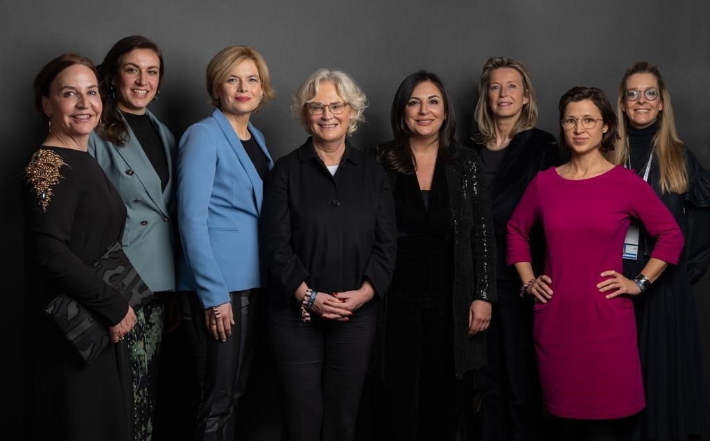 Nur einige der einflussreichen Frauen, die bei „Frauen100“ anwesend waren (von links nach rechts): Petra Pfaller, Magdalena Rogl, Julia Klöckner, Christine Lambrecht, Düzen Tekkal, Kajsa Ollongren, Hannah Neumann, Claudia Oeking.