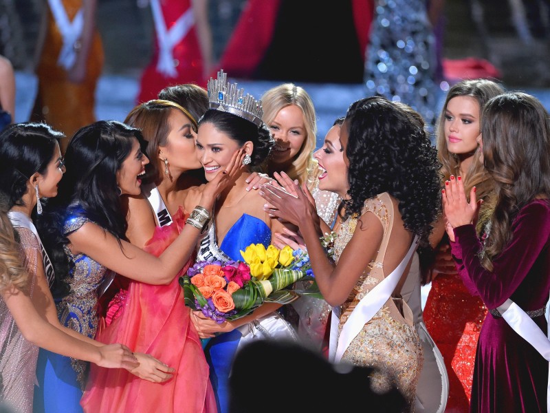 Gratulationsküsse von all den anderen schönen Frauen machten den Sieg vielleicht deutlicher.