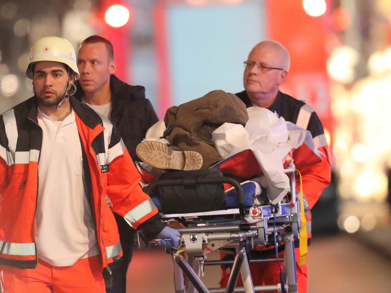 Szenen nach dem Anschlag am 19. Dezember: Rettungskräfte versorgen die Opfer des Anschlags auf den Weihnachtsmarkt am Berliner Breitscheidplatz. Während zunächst noch über die Möglichkeit eines Unfalls oder eines Versehens spekuliert wurde, verdichteten sich am Tag danach die Hinweise auf einen terroristischen Anschlag.