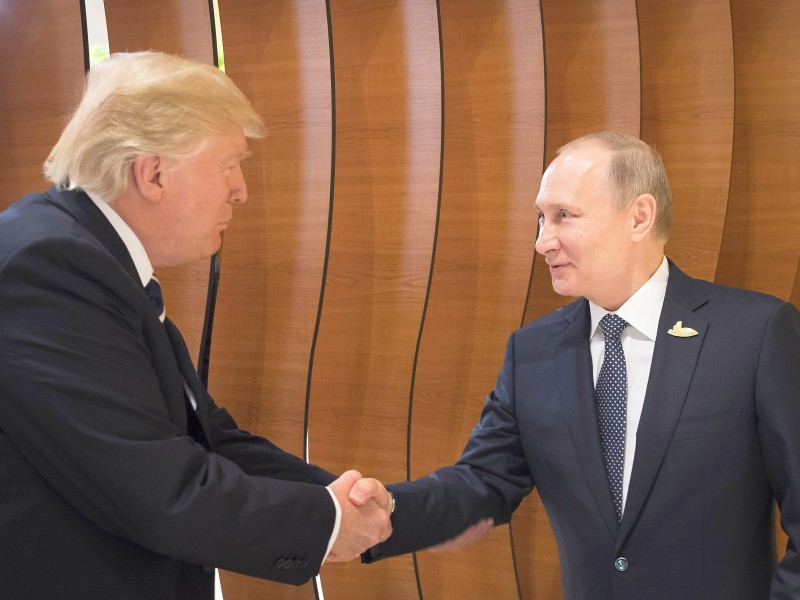 Historischer Handschlag: US-Präsident Donald Trump und Russlands Präsident Putin trafen in Hamburg zum ersten Mal persönlich aufeinander. 