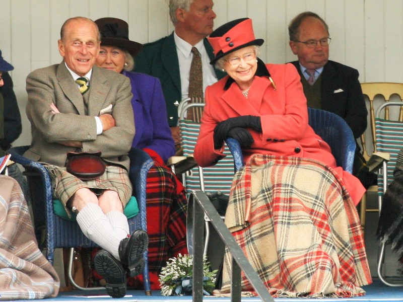 „Die wichtigste Erfahrung, die wir gemacht haben, ist die, dass Toleranz der entscheidende Bestandteil jeder glücklichen Ehe ist (...) Sie können mir glauben: Die Queen verfügt über Toleranz im Überfluss.“ So der Prinz nach 50 Ehejahren mit Elizabeth im November 1997.