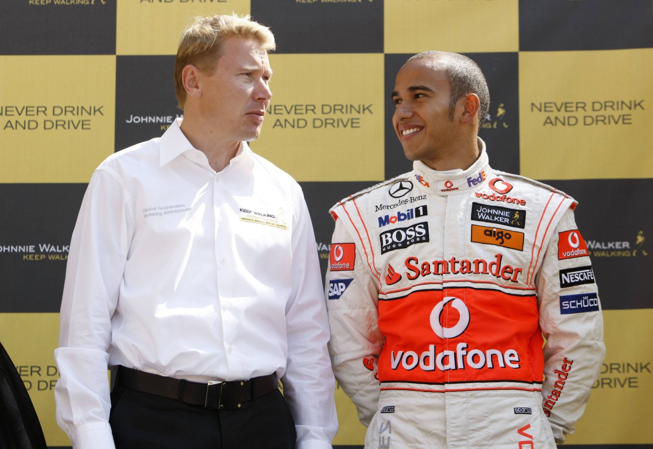 Mika Häkkinen und Lewis Hamilton bei einem Sponsorentermin 2008.