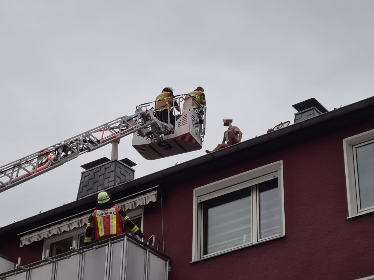 Ein Mann aus Essen versteckte sich in Unterhose und T-Shirt bekleidet vor der Polizei auf einem Hausdach. Blöd nur, dass er ohne deren Hilfe nicht mehr herunterkam. 