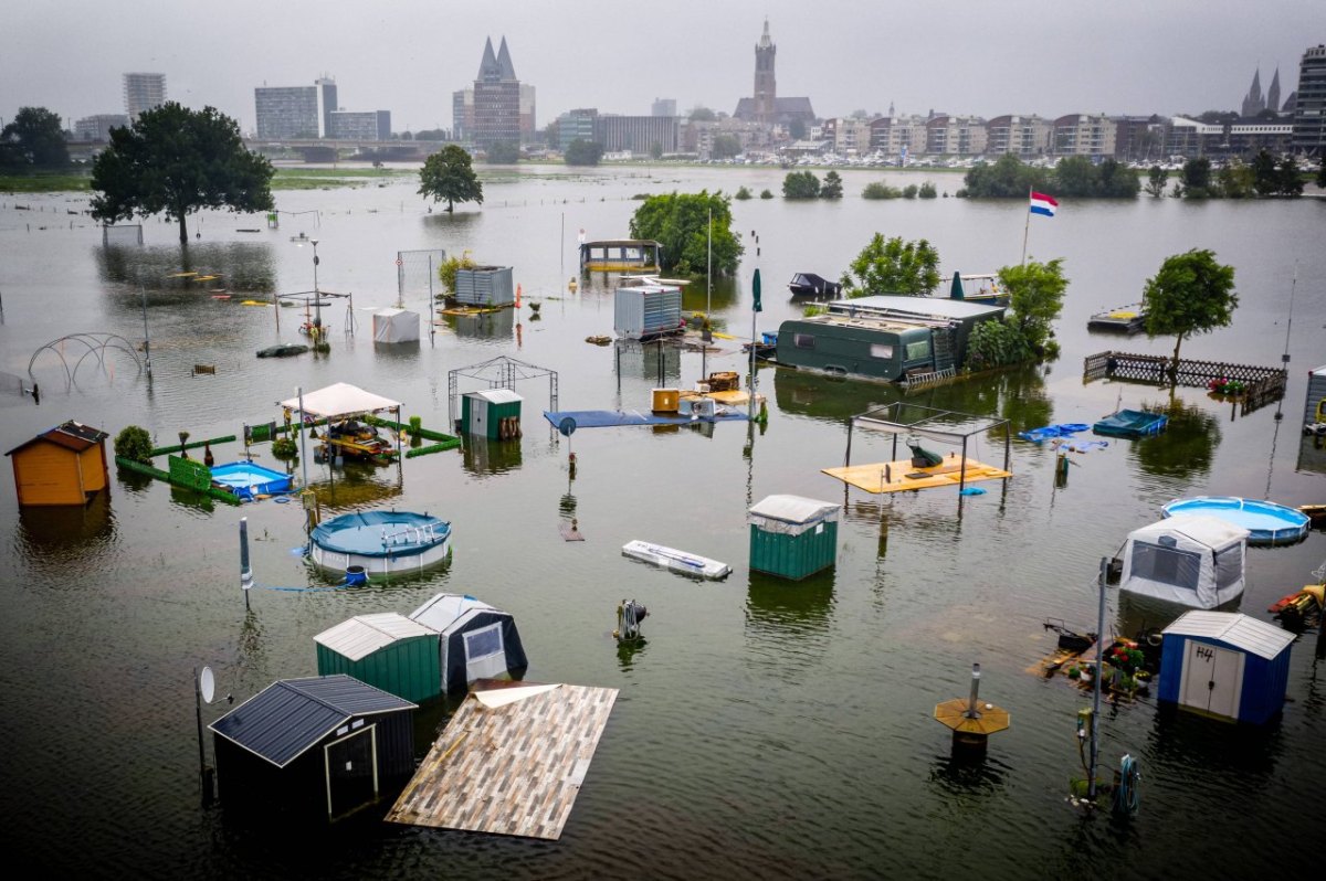 Hochwasser in Belgien und Holland: Campingplatz steht unter Wasser.