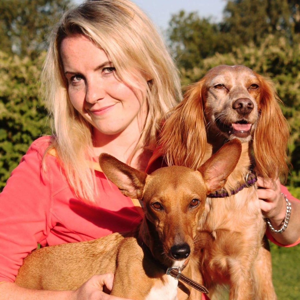 Die Hundetrainerin Sarah Meurer mit ihren Hunden Laina und Maja.