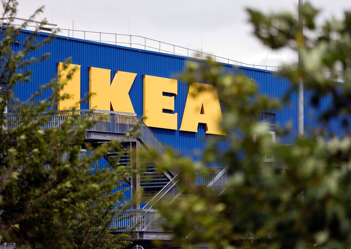 Ikea-Mitarbeiterin geht mit Arbeitskleidung zum Arzt – jetzt liegt sie im Sterben