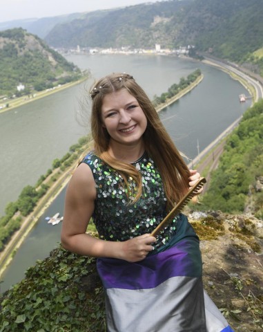 Im Juni 2018 hat sich Tasmin Sophie Fetz als damals neue Repräsentantin der Loreley bei ihrer Vorstellung auf dem weltberühmten Felsen oberhalb des Rheins das Haar gekämmt. Nun wird eine Nachfolgerin gesucht. Das Felsplateau ist Inbegriff der Rheinromantik.