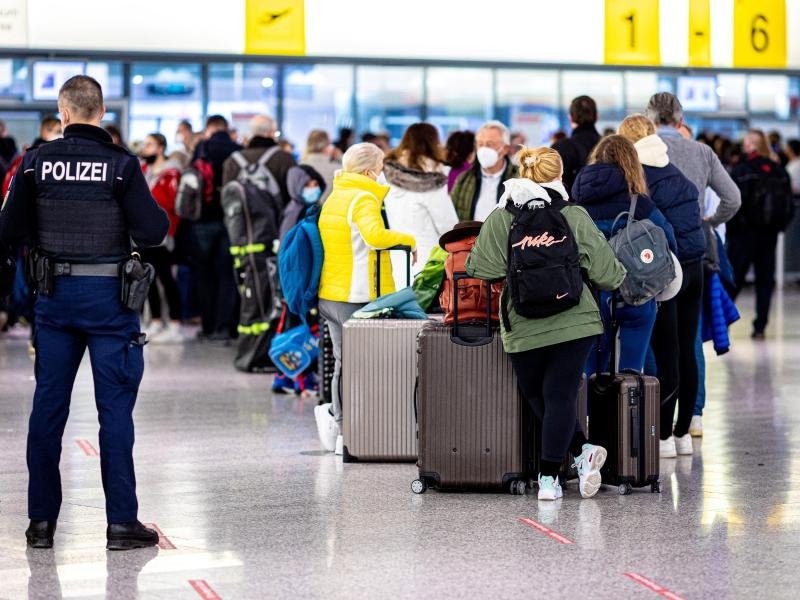 In einigen Bundesländern sind bereits Osterferien. Das sorgt für Andrang an den Airports, wie hier am Samstag in Hannover.