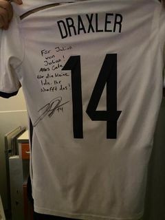 Ex-Schalke-Profi Julian Draxler hat ein Trikot an Ida geschickt.