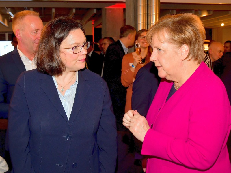 Kanzlerin Angela Merkel im Gespräch mit der SPD-Fraktionsvorsitzenden im Bundestag, Andrea Nahles.
