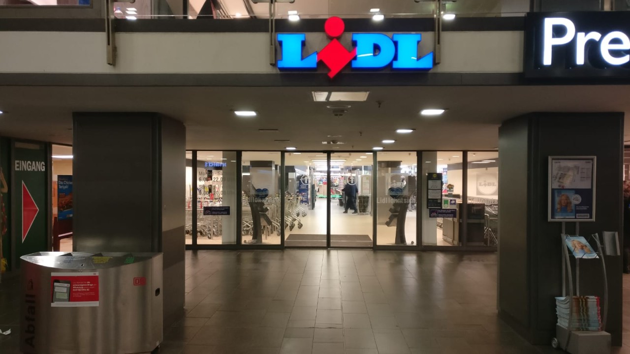 Ruhe vor dem Shopping-Stur: Der Lidl am Essener Hauptbahnhof am Morgen des 24. Dezembers.