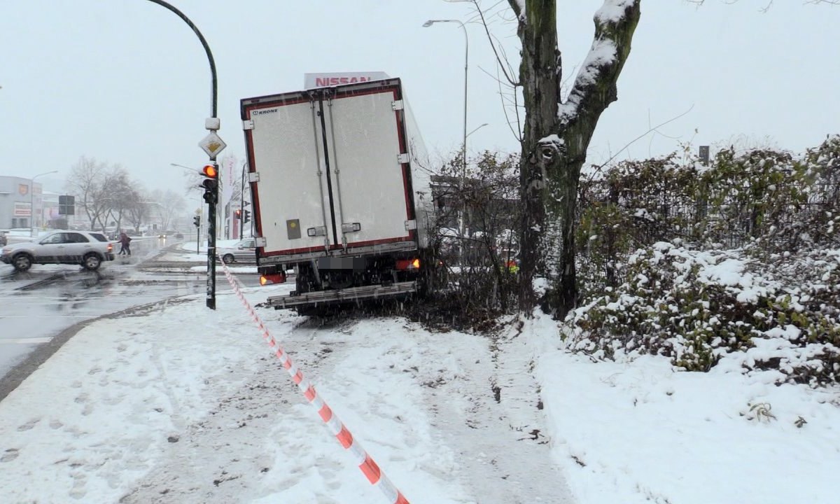 Laster_Unfall_Glaette_Schnee_Essen_ANC-NEWS (1).jpg