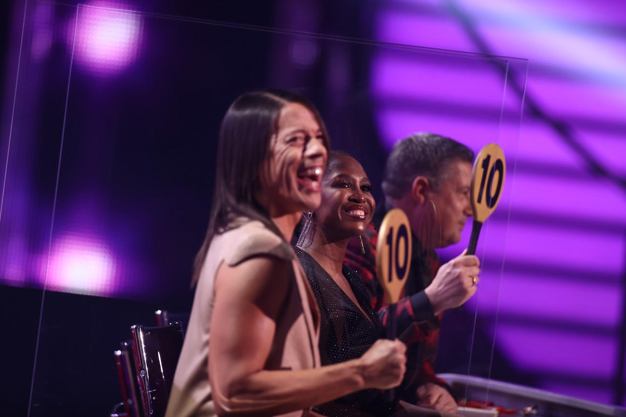 Die „Let's Dance“-Jury Jorge Gonzalez, Motsi Mabuse und Joachim Llambi (l-r) zeigt sich großzügig in der RTL-Show.