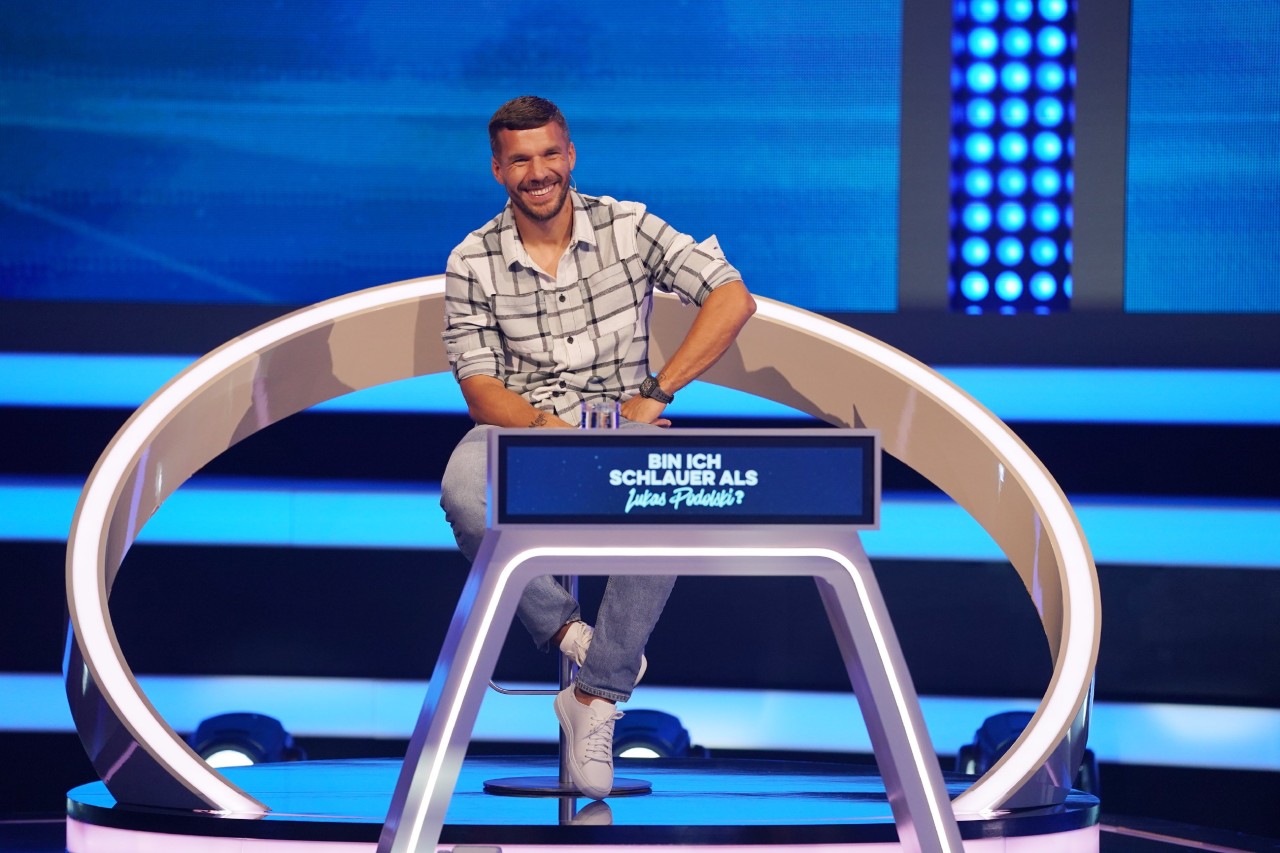 Lukas Podolski bekommt in der RTL-Show „Bin ich schlauer als Lukas Podolski?” ein verlockendes Angebot.