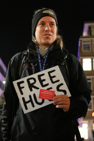 Manuel Fritsch verteilt „Free Hugs“.