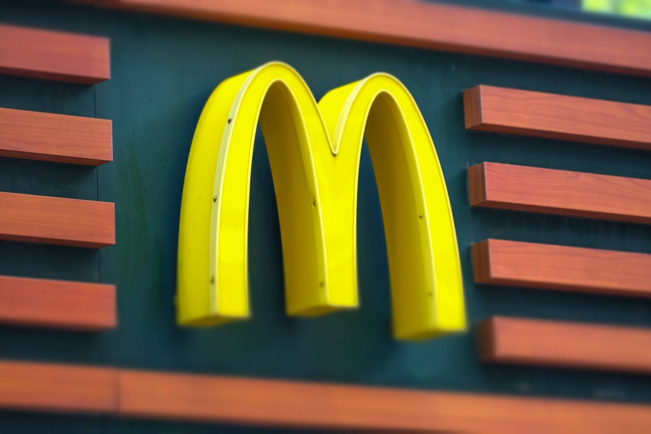 McDonald's: Kundin möchte Mahlzeit für Obdachlosen bestellen – was dann passiert, macht einfach nur fassungslos (Symbolbild). 