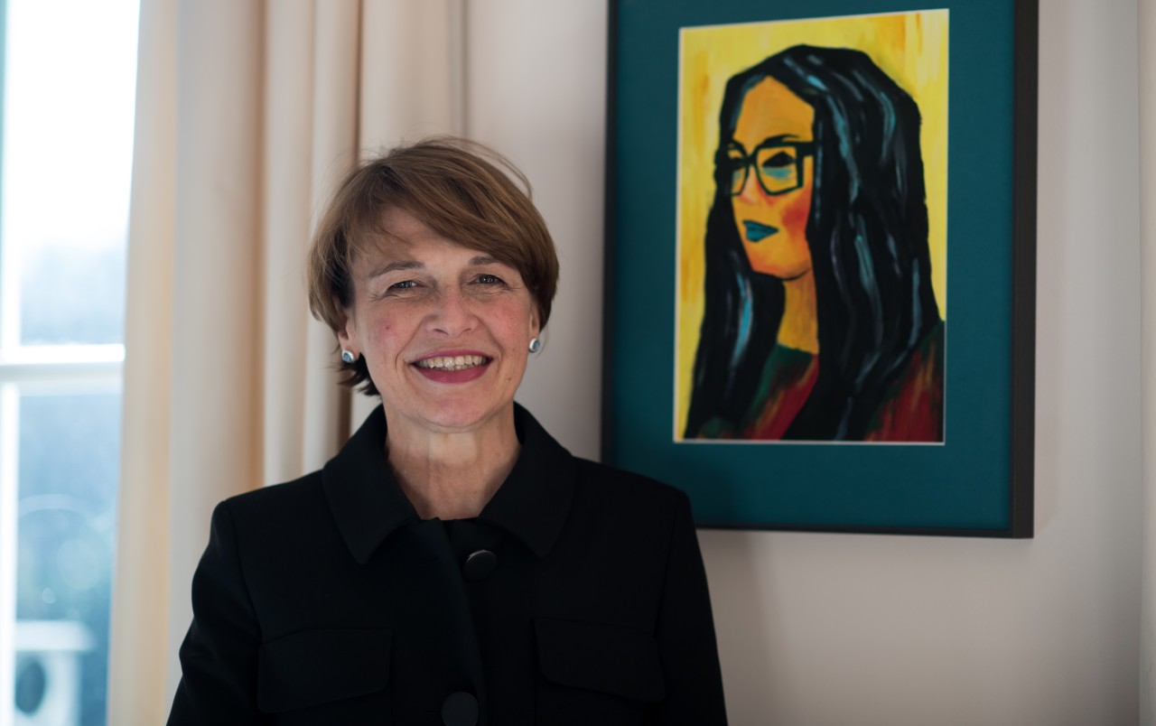 Dieses Selbstporträt von Merit Steinmeier hängt im Büro ihrer Mutter Elke Büdenbender. Das Foto entstand 2017. 