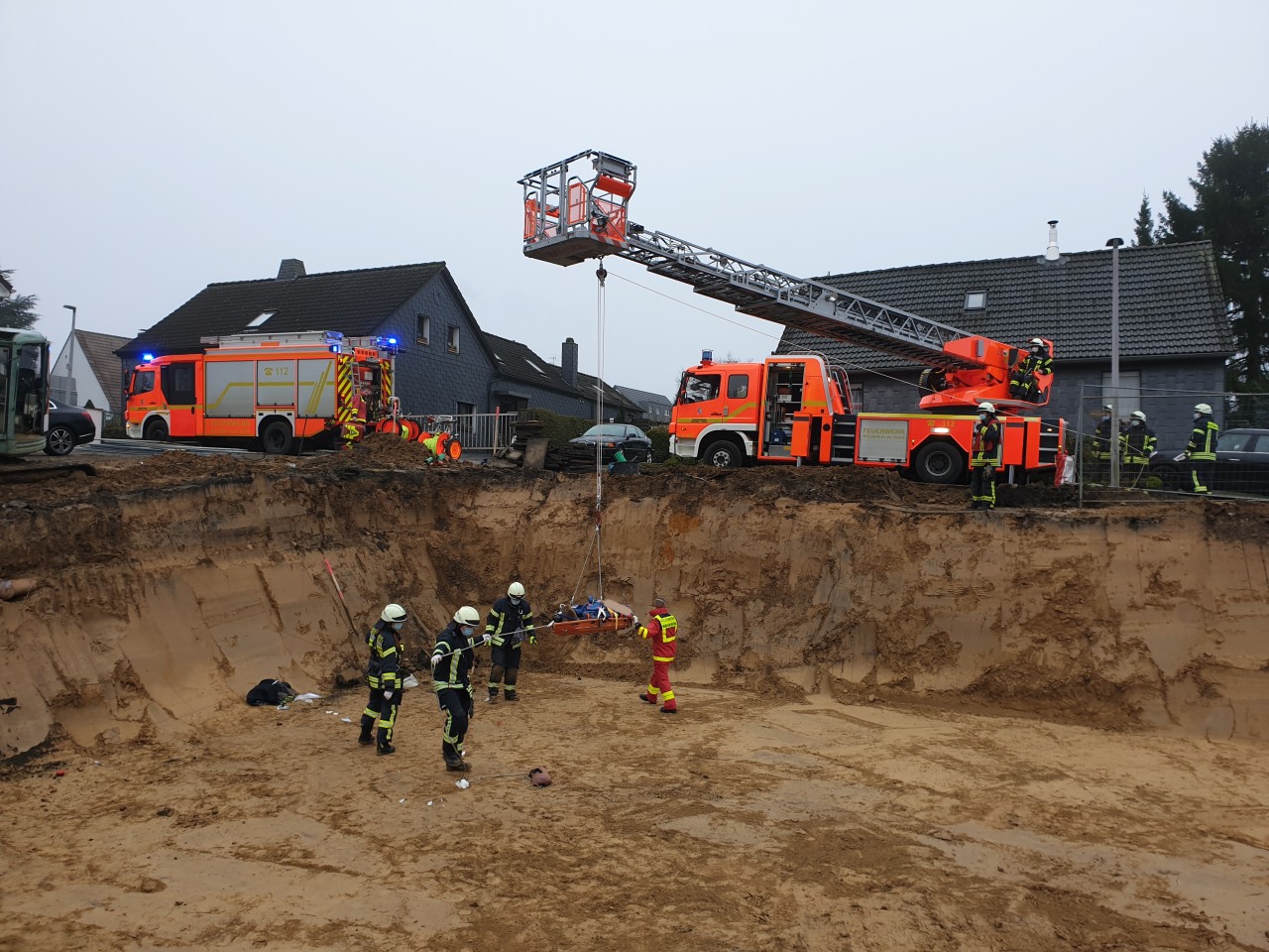 Mülheim: Mithilfe einer Trage können die Einsatzkräfte den Mann bergen. 