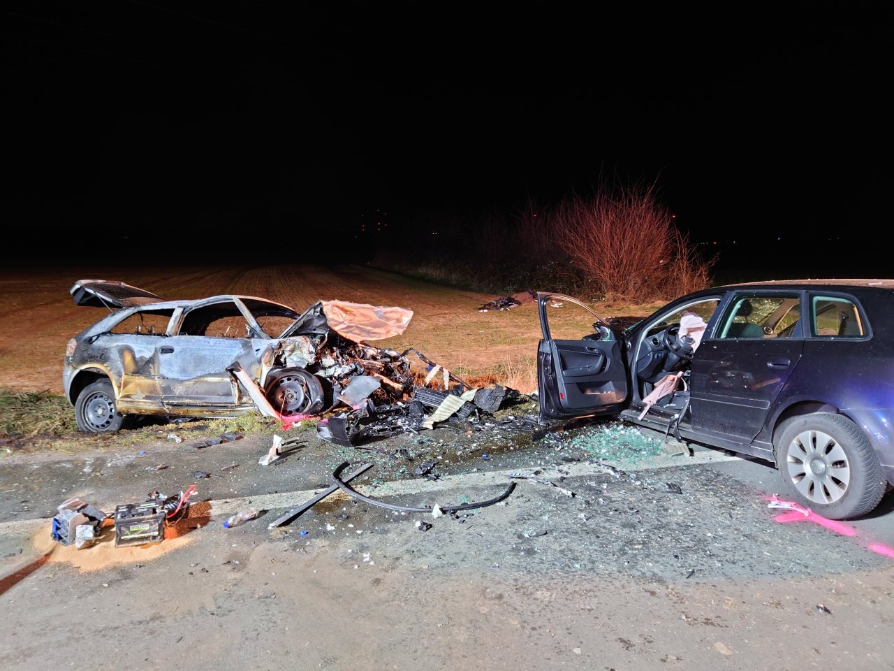 Nrw Horror Crash Auf B Audi Kracht In Gegenverkehr Drei Tote Derwesten De