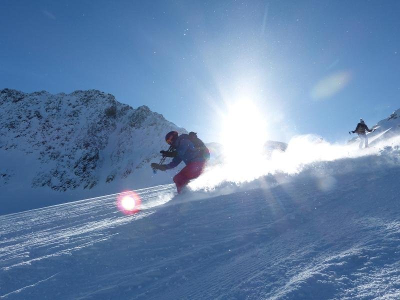 Nach Neuschnee besonders aufpassen: Abseits der Pisten ist das Lawinenrisiko höher.