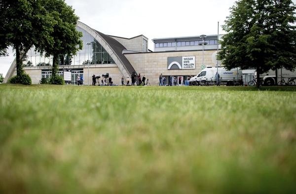 Zahlreiche Journalisten stehen vor dem Eingang der Weser-Ems-Hallen, in die das Landgericht für den Prozess gegen den Patientenmörder Niels Högel aus Platzgründen ausweichen musste. Die Staatsanwaltschaft hat den Ex-Krankenpfleger wegen Mordes an 100 Patienten an Kliniken in Delmenhorst und Oldenburg angeklagt. 