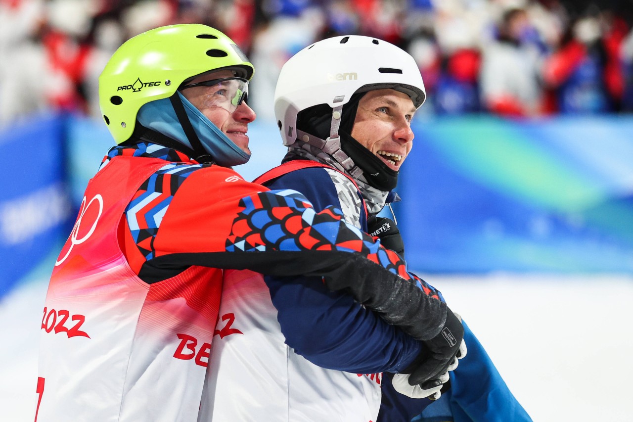 Ilya Burow (l.) und Oleksandr Abramenko (r.) umarmen sich.