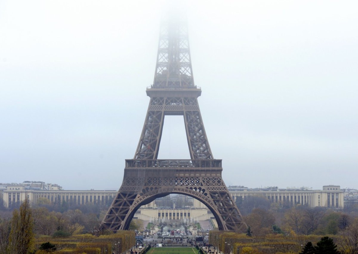 Paris_Eiffelturm_Taschendiebe_Touristen_Wertsachen_Polizei.jpg