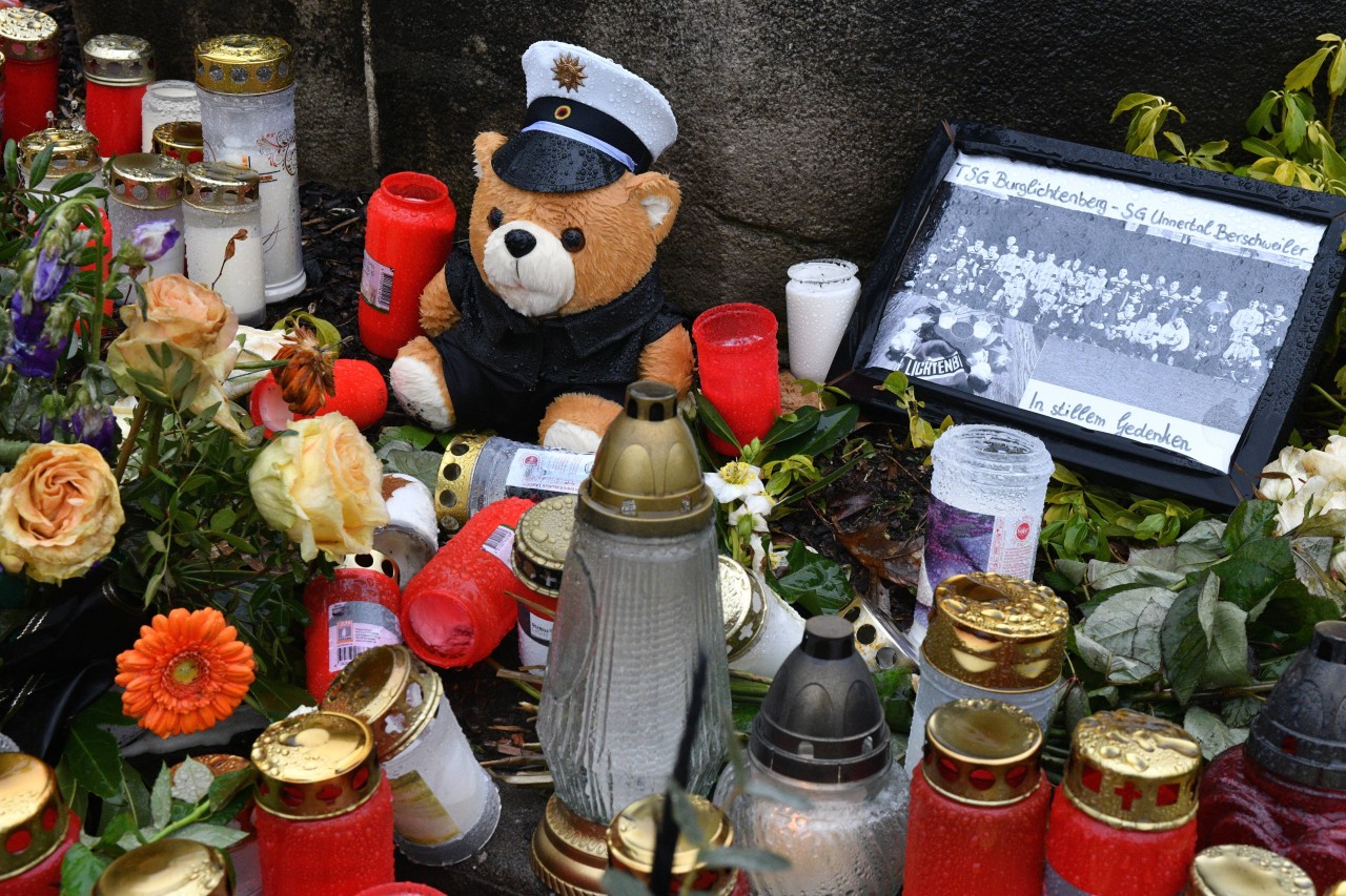 In Kusel gedenken die Menschen den zwei Polizisten, die Ende Januar erschossen wurden.