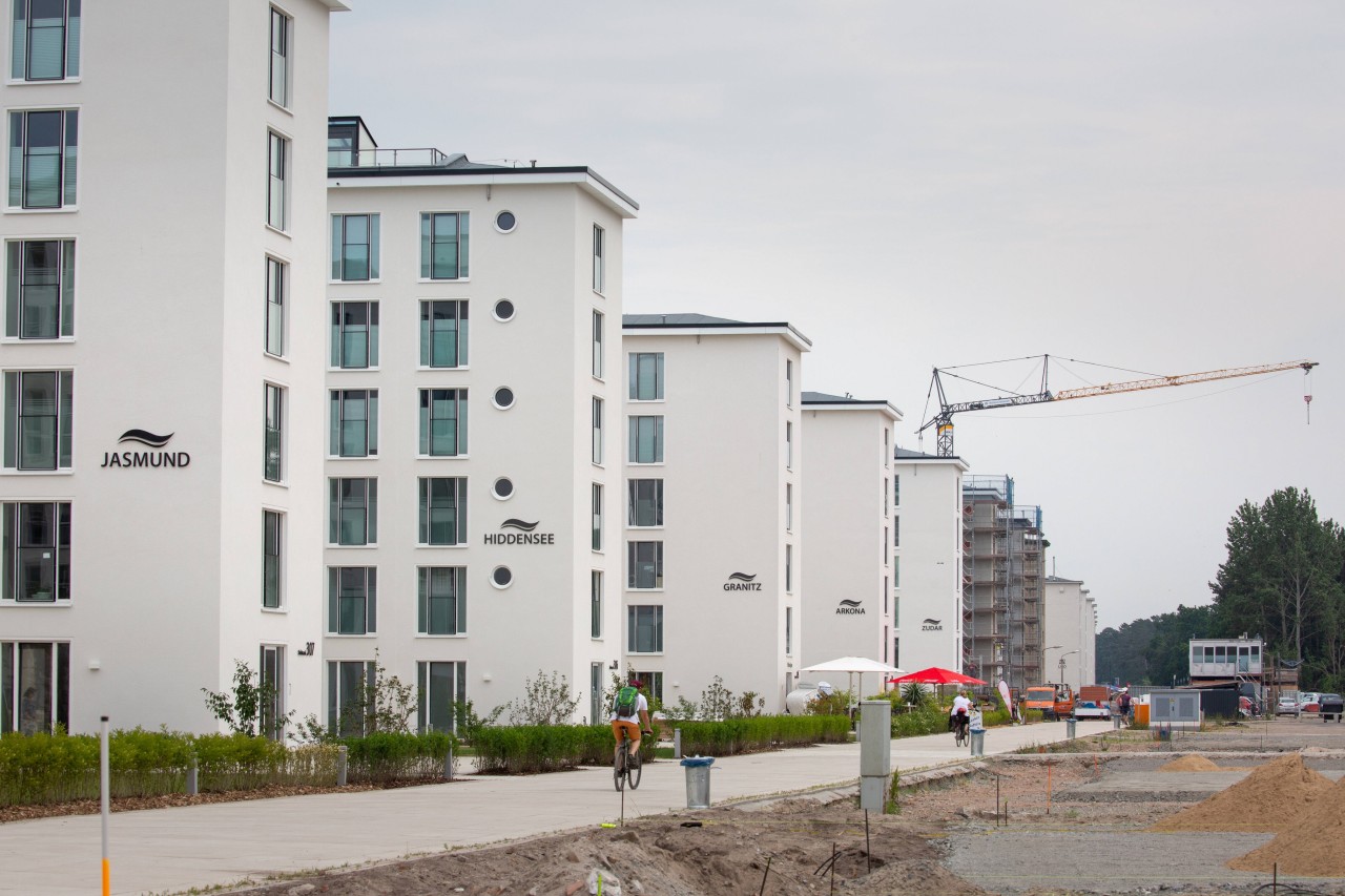 Sanierte Gebäude in Prora. Zur NS-Zeit war das hier ein Seebad.