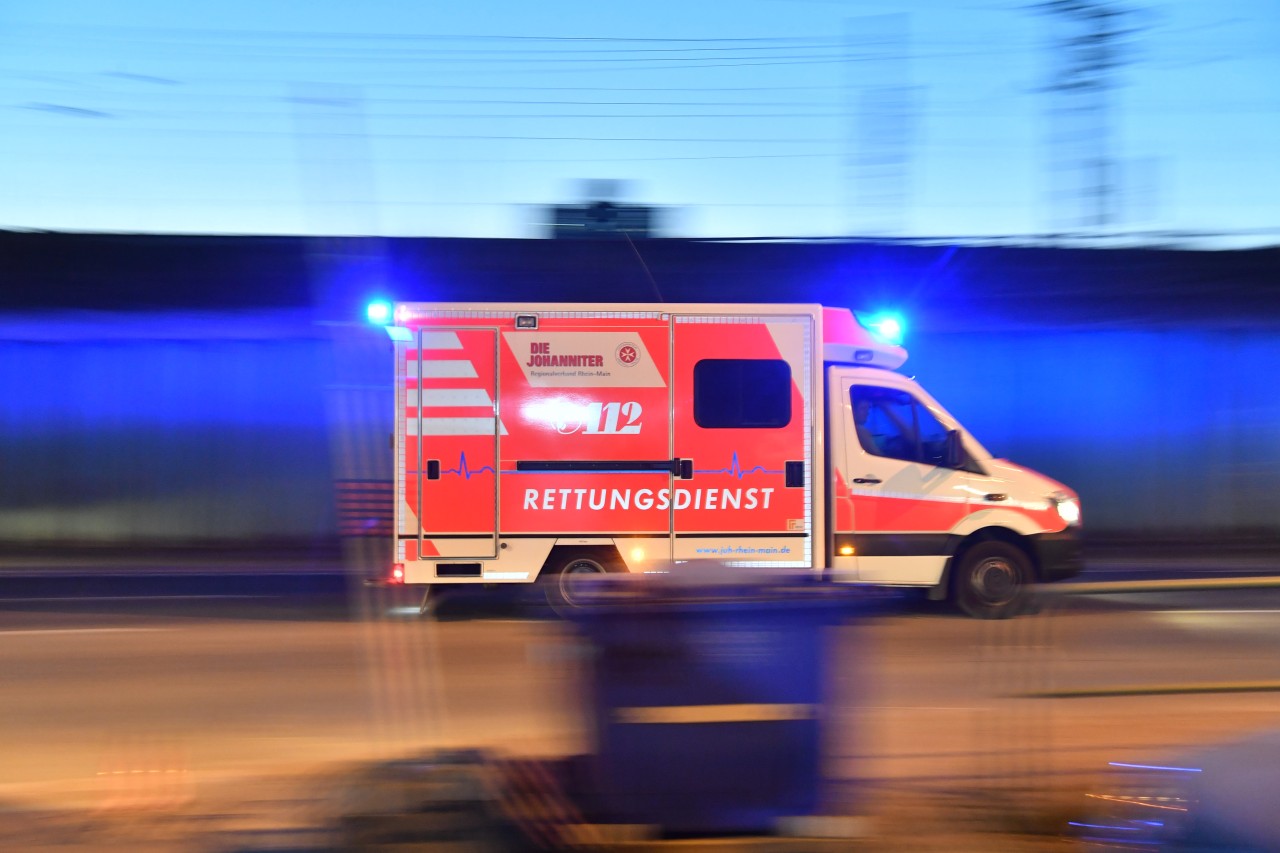 Rettungswagen mussten beide Frauen ins Krankenhaus bringen. (Symbolbild)