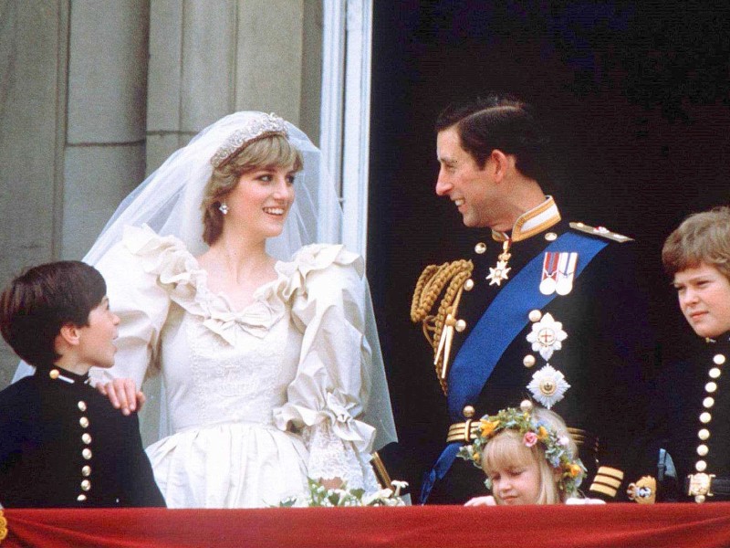Prinz Charles und Diana Frances Spencer heirateten am 29. Juli 1981 in der Londoner St Paul’s Cathedral. 3500 Menschen waren in der Kathedrale anwesend. Die Fernsehübertragung des Ereignisses erreichte weltweit mehr als 750 Millionen Zuschauer – eine Rekordeinschaltquote.