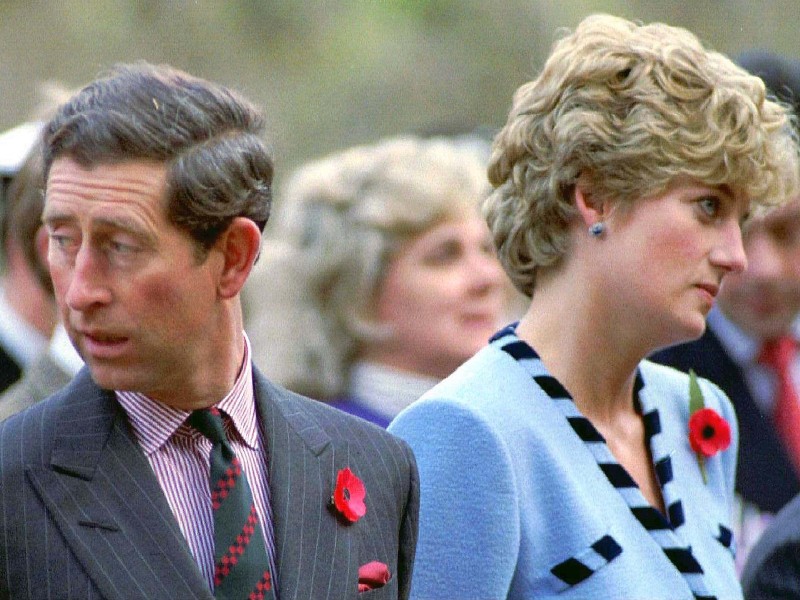 9. Dezember 1992: Der damalige Premierminister John Major gibt die Trennung von Charles und Diana im Parlament bekannt. Im Juni 1994 gesteht Prinz Charles in einem Fernsehinterview eheliche Untreue, ohne den Namen der Frau zu nennen. Später wissen wir: Es handelt sich um seine jetzige Ehefrau Camilla.