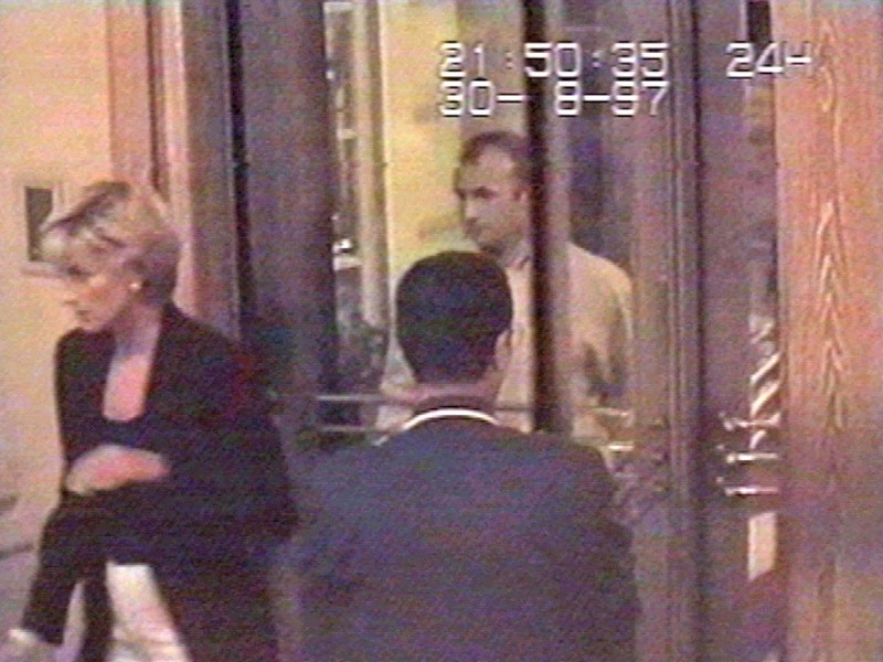 Es sind Videostandbilder der Überwachungskamera des Ritz Hotels in Paris (Frankreich). Wenige Zeit später rast ihr Chauffeur gegen einen Tunnelpfeiler.