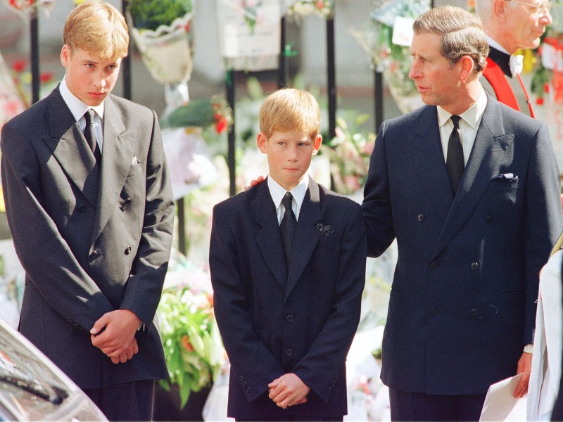 Rund ein Jahr nach der Scheidung verstarb Diana überraschend bei einem Verkehrsunfall in einem Straßentunnel in Paris. Im Foto die trauernden Söhne und Charles bei der Beerdigung von Diana.