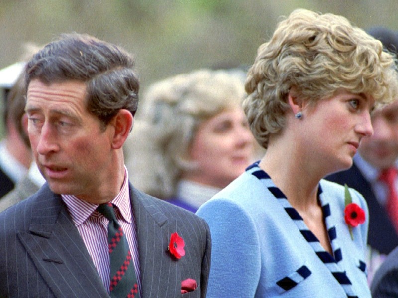 Doch trotz Kindersegen wuchsen die Schwierigkeiten in Ehe. Charles nahm kurz nach der Hochzeit Kontakt zu seiner langjährigen Jugendliebe Camilla Parker Bowles auf, sehr zum Missfallen Dianas. Prinz Charles und die königliche Familie störten sich dagegen an der Popularität und dem großen Interesse der Weltöffentlichkeit an Diana. 