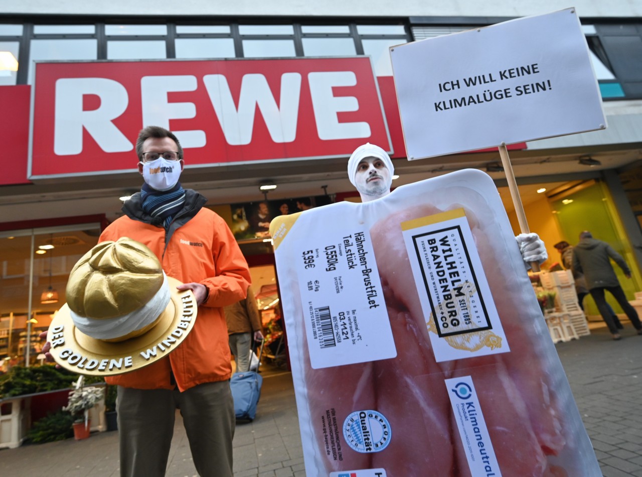 Foodwatch wollte Rewe den Preis übergeben, doch niemand wollte ihn annehmen.