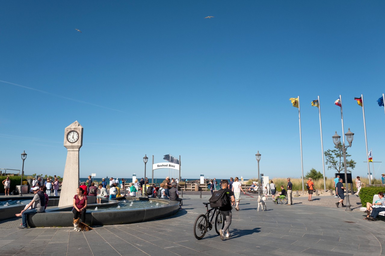 Auf Rügen ärgert sich ein Mann wegen eines Fundes am Strand.