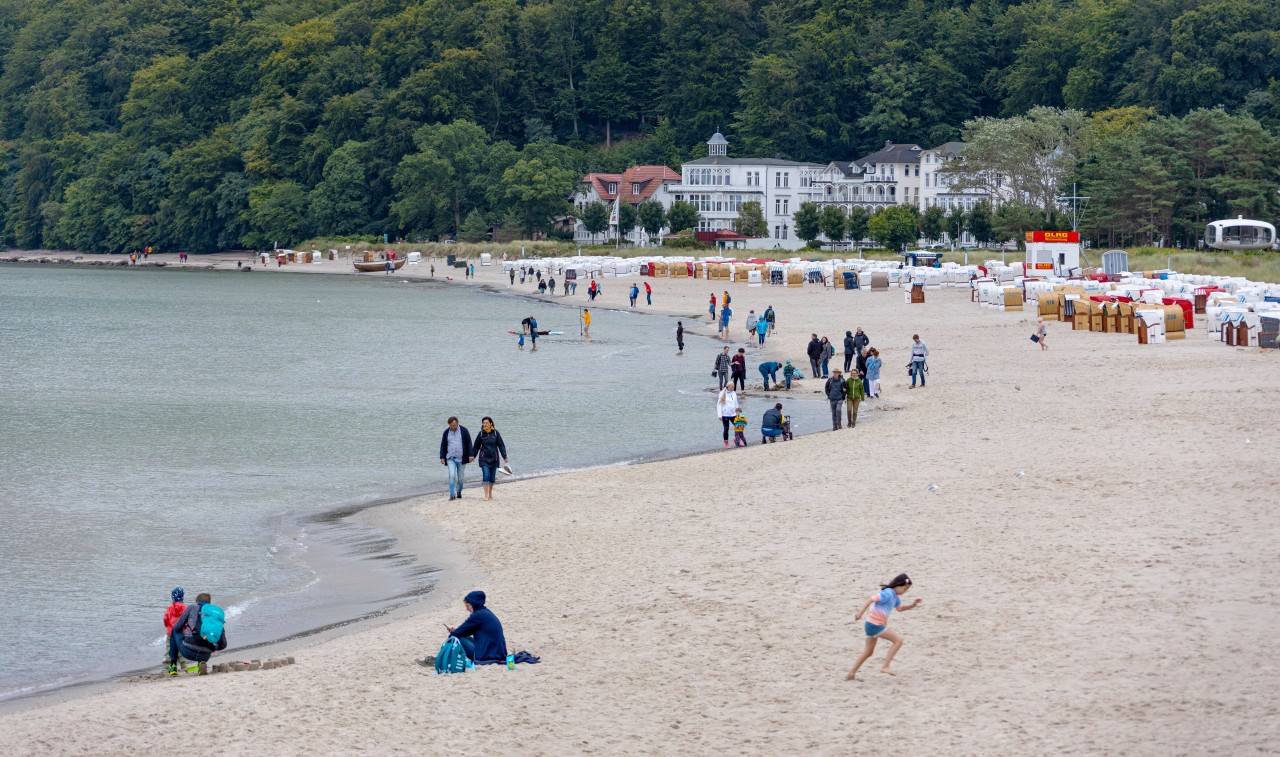 Urlaub an der Ostsee: Überbleibsel gammelt am Strand von Rügen vor sich hin. (Archivbild)