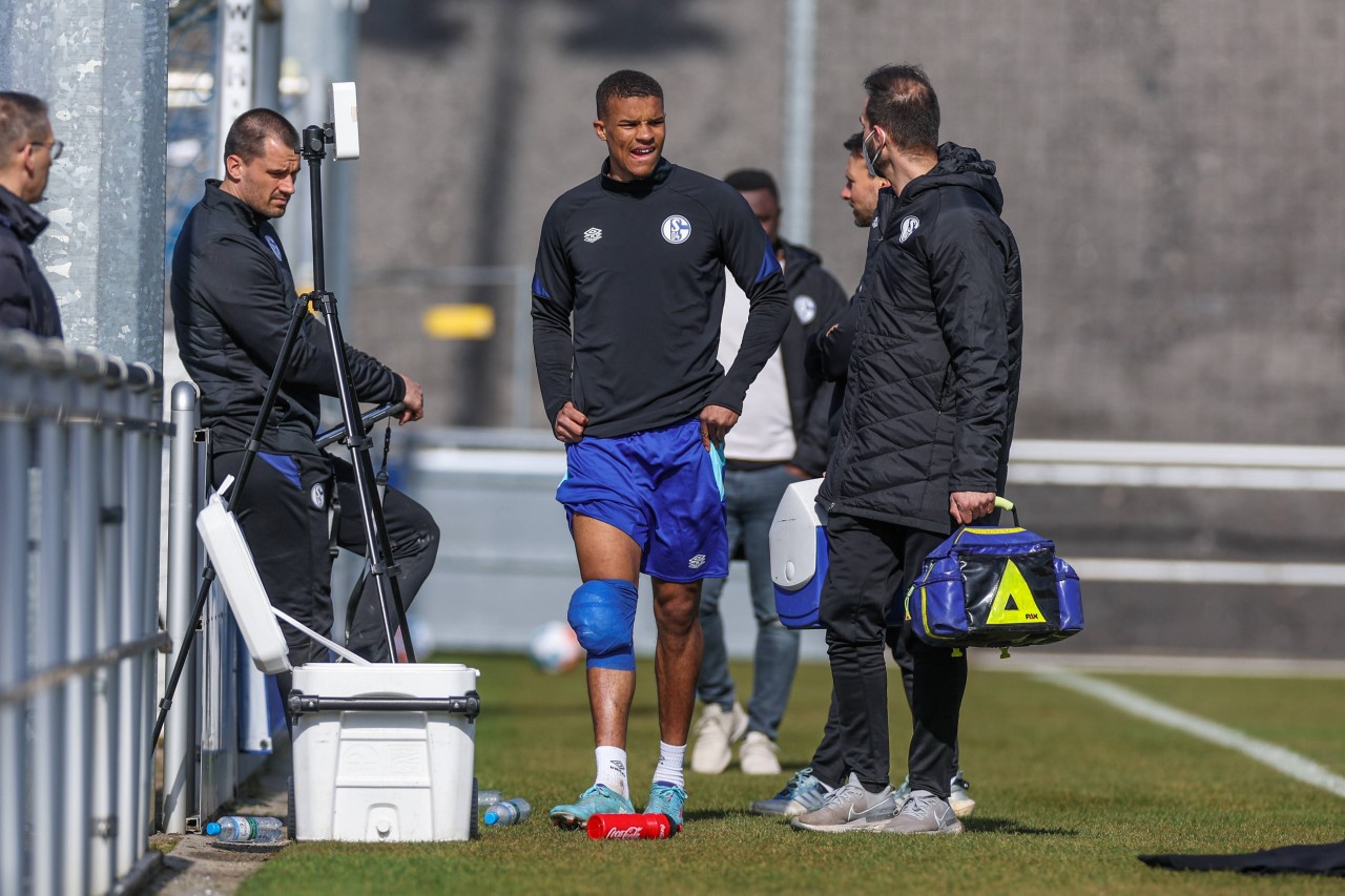 FC Schalke 04: Malick Thiaw liße sich das Knie nach einem Schlag verarzten. 