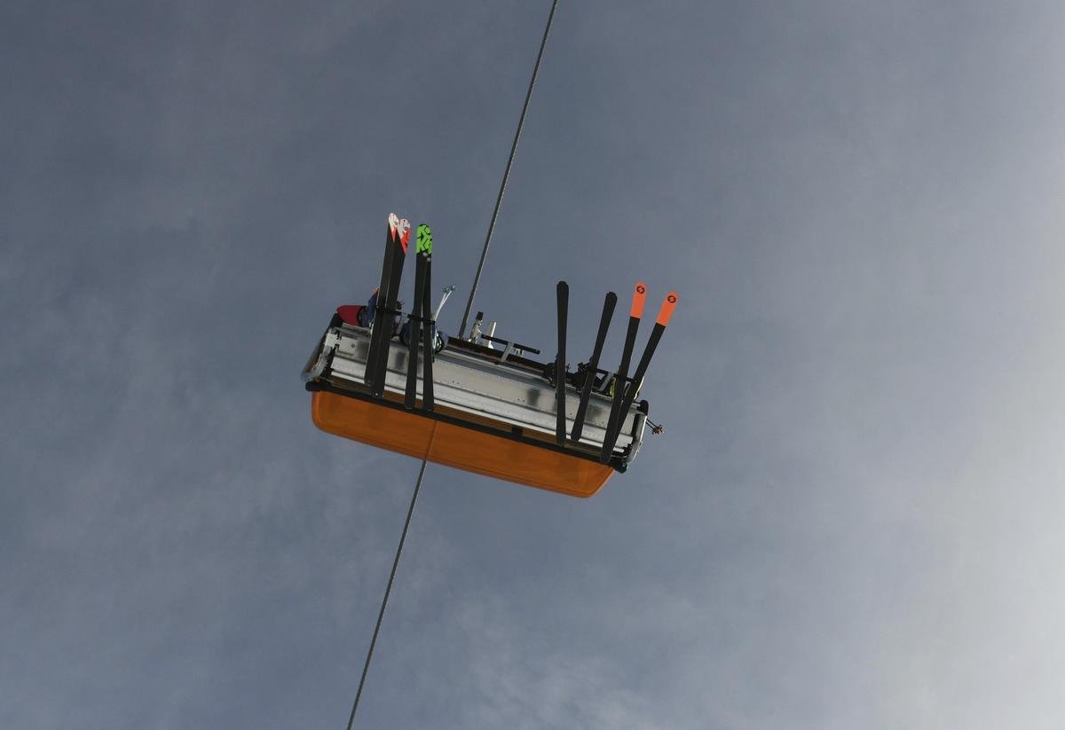 Skifahrer sind im Sessellift zum Zugspitzplatt unterwegs. (zu dpa «Skifahrer ziehen letzte Schwünge - sonnige Saison geht dem Ende zu») Foto: Angelika Warmuth/dpa