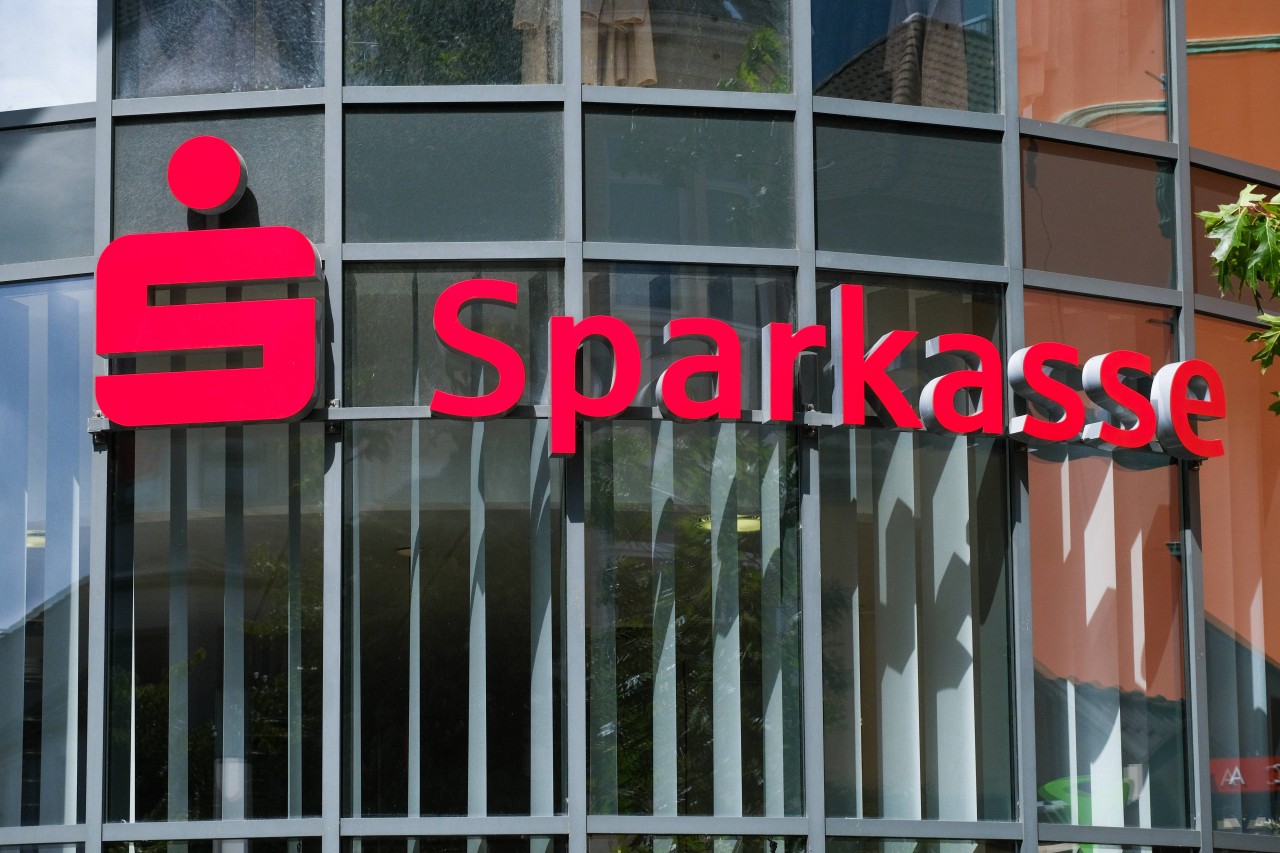 Sparkasse: Großer Ärger für Kunden – Sparer verlieren zusätzlich Geld (Archivfoto)