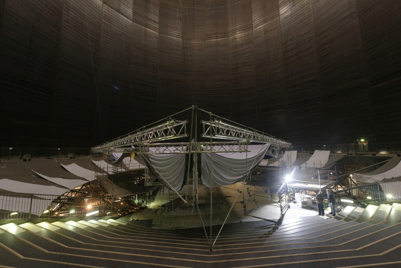 Langsam ruft der Berg im Gasometer in Oberhausen.