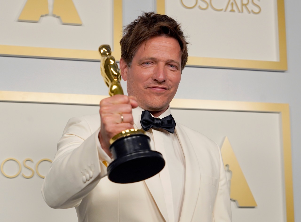 Thomas Vinterberg mit seinem Oscar für den besten ausländischen Film.