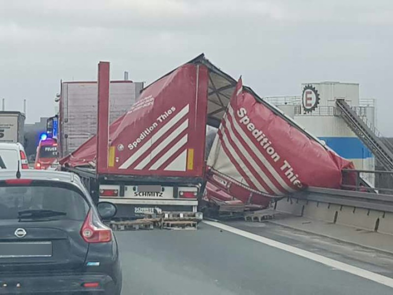 Das Heck des Lkw's wurde von dem Sturm förmlich zerrissen.