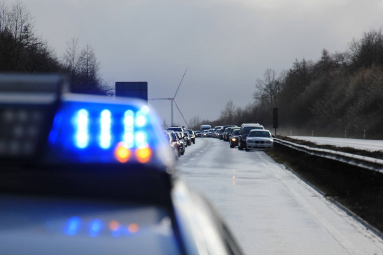 Auf der A45 kam es zu einem heftigen Lkw-Unfall. Derzeit herrscht Stau.  (Symbolbild)