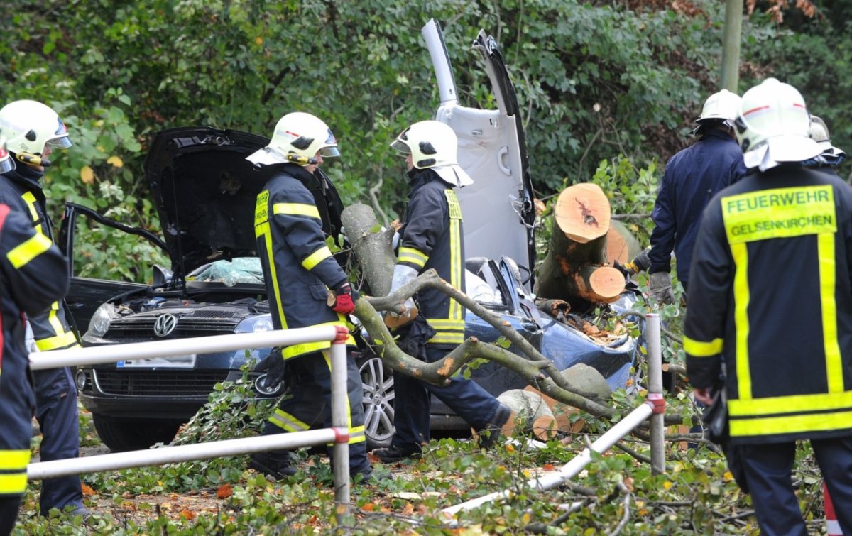 Unfall Gelsenkirchen Sturm Baum.jpg