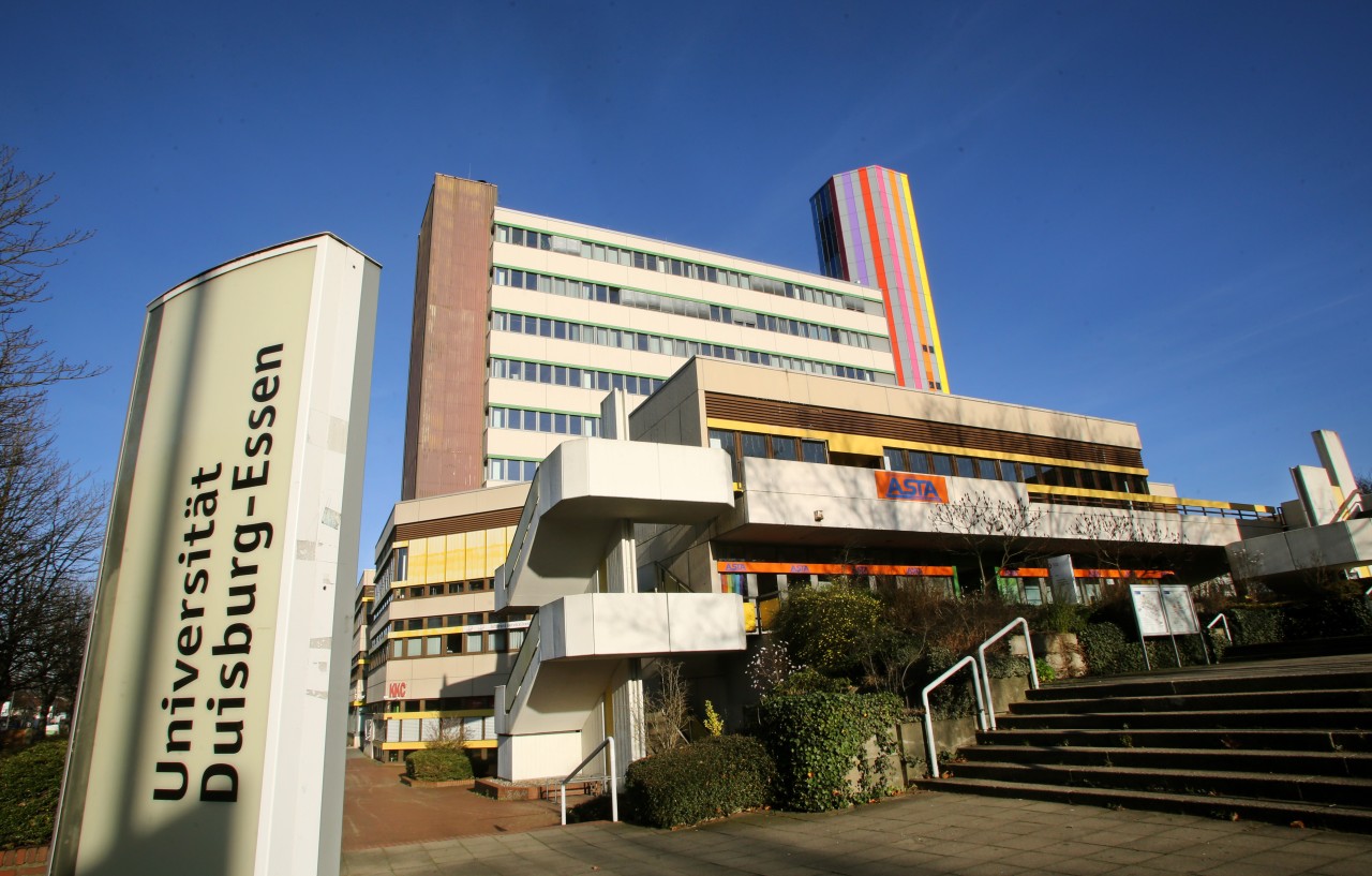 Universität Duisburg Essen: Hier soll eine Mitarbeiterin Studenten gegen Geld durch Prüfungen geboxt haben.